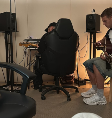 HensDuermo y No Descanso Portrait 380x400 2