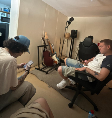 HensDuermo y No Descanso Portrait 380x400 3